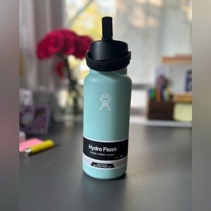 BRAND NEW TEAL HYDRO FLASK WITH LID - 32oz